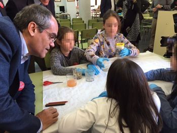 El consejero de Educación, Juventud y Deporte, Rafael van Grieken, visitó el taller.