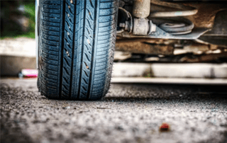 Las ruedas de los coches, grandes emisoras de microplásticos