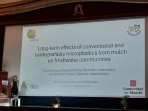 Investigadoras de IMDEA Agua presentan sus trabajos sobre microplásticos en MICRO2024