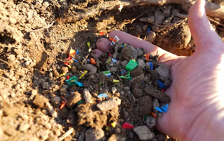 Los microplásticos que no llegan al océano se acumulan en el suelo